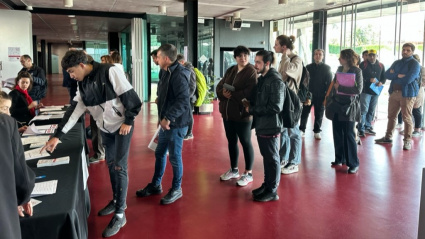 Jóvenes asistentes a otras ediciones de la Feria