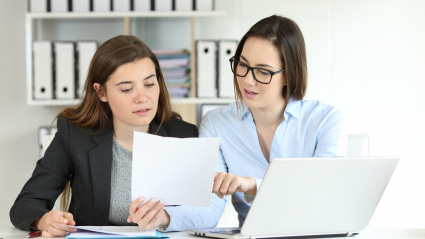 Dos mujeres trabajadoras de una empresa