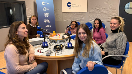 Usuarias y monitoras de los centros sociales de Oviedo