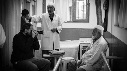 Antonio Pampliega fotografiando en un conflicto bélico