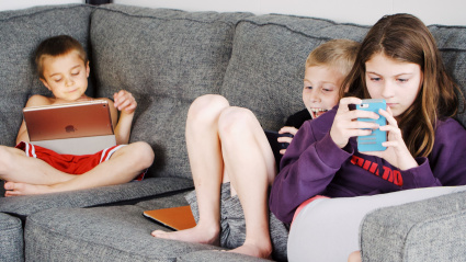 (Foto de ARCHIVO)Niños utilizando 'smartphones'.REMITIDA / HANDOUT por PEXELSFotografía remitida a medios de comunicación exclusivamente para ilustrar la noticia a la que hace referencia la imagen, y citando la procedencia de la imagen en la firma09/10/2023