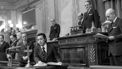 Torcuato Fernández-Miranda preside las Cortes franquistas durante la jura de un nuevo procurador en 1976