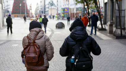 Personas abrigadas pasean por el centro de Madrid