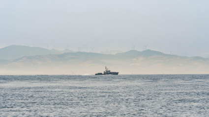Buque de la Guardia Costera española patrullando el estrecho de Gibraltar con África detrás