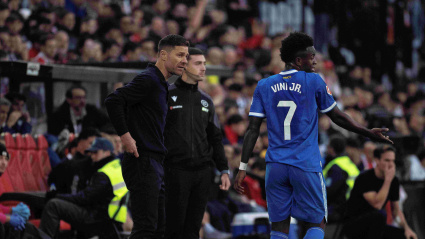 Xabi Alonso, entrenador del Real Madrid, da instrucciones a sus jugadores durante el partido de LaLiga EA Sports entre el Rayo Vallecano y el Real Madrid en el Estadio Vallecas de Madrid.