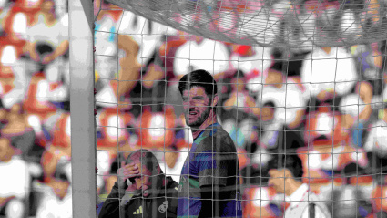 THIBAUT COURTOIS del Real Madrid se calienta antes del partido LaLiga EA Sports entre el Rayo Vallecano de Madrid y el Real Madrid CF en el Estadio de Vallecas