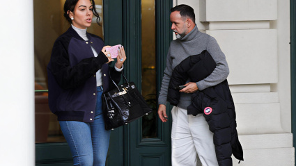 Georgina Rodríguez, esposa del capitán de la selección portuguesa de fútbol y jugador del Al-Nassr, Cristiano Ronaldo, camina a su salida del hotel este miércoles en Washington