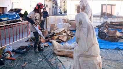“La gente está viendo el proceso desde el inicio y hasta el final, es diferente de hacer una escultura en un taller y traerla después”