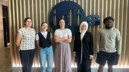 Celes Fernández, en el centro, con su equipo del IDIS de Santiago
