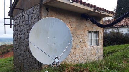Antena de satélite en el suelo