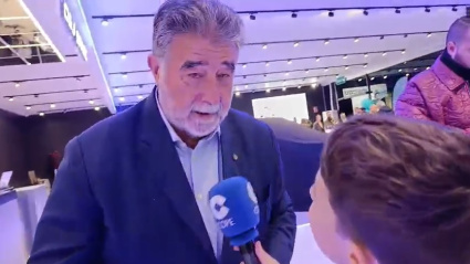 José Antonio Sañudo entrevistado por un joven reportero