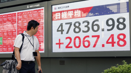 Un peatón observa un panel con indicadores bursátiles en Tokio, Japón, el 6 de octubre de 2025