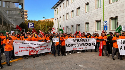 Trabajadores a la llegada a la Subdelegación del Gobierno