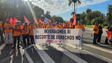 Los trabajadores muestran una pancarta donde se lee "Inversiones sí. Recorte de derechos no".