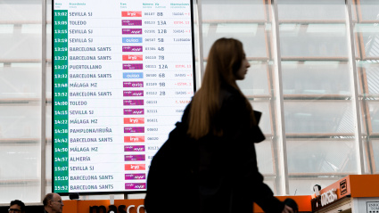 Paneles informativos en la Estación de Madrid - Puerta de Atocha - Almudena Grandes