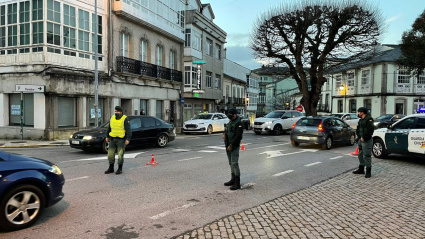 Agentes de la Guardia Civil en el centro de Vilalba
