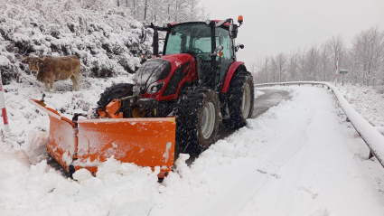 La maquinaria trabaja constantemente para limpiar de nieve la carretera de acceso a Tresviso