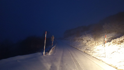 La maquinaria en Tresviso trabaja día y noche para habilitar el acceso por carretera