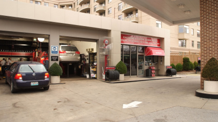 Varios coches son arreglados en un garaje