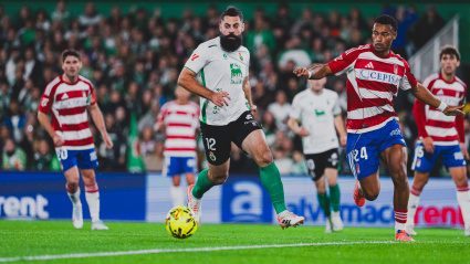 Villalibre, autor del primer gol del Racing contra el Granada, en un lance del partido