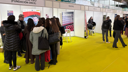 Un grupo de jóvenes informándose en uno de los puestos de las empresas