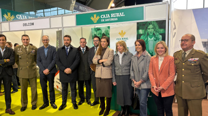Representantes institucionales durante la visita a la Feria Talento Joven