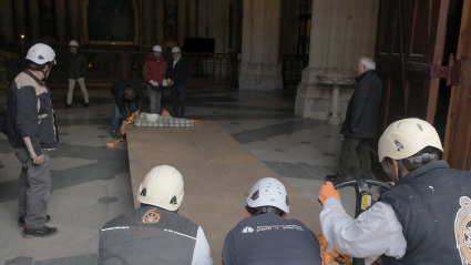 Las esperadas puertas creadas por Antonio López ya se encuentran dentro del templo