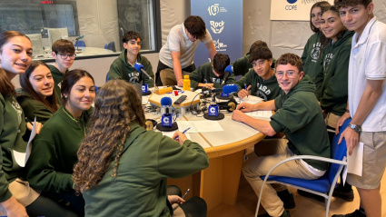 Alumnos de los Dominicos de Oviedo, en el estudio central de COPE Oviedo