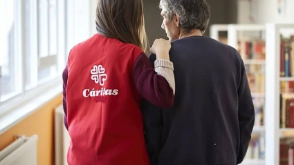Una voluntaria de Cáritas acompañando un usuario
