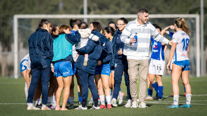 Carlos Roldán con sus jugadoras tras la victoria del Zaragoza CFF ante el Samper
