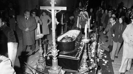 Numeroso público visita la capilla ardiente donde reposan los restos mortales de Francisco Franco