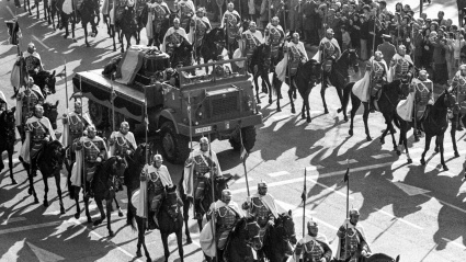 Un escuadrón de lanceros del Regimiento de la Guardia escolta los restos mortales de Francisco Franco hacia el Valle de los Caídos