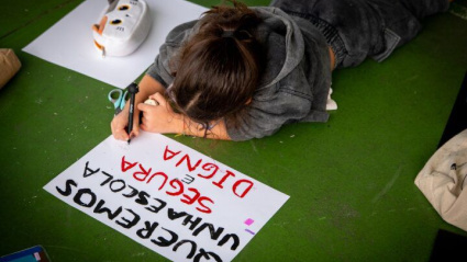 Alumnado del CEIP Cidade Vella elabora pancartas para la manifestación.jpeg