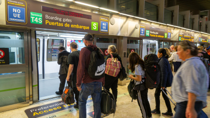 Servicio de tren lanzadera a las puertas de embarque, terminal 4, aeropuerto Adolfo Suárez Madrid-Barajas, Madrid