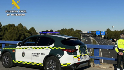 Un agente de la Guardia Civil de Tráfico sobre un puente