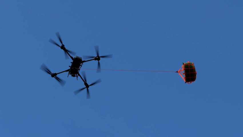 Un dron se eleva con la carga
