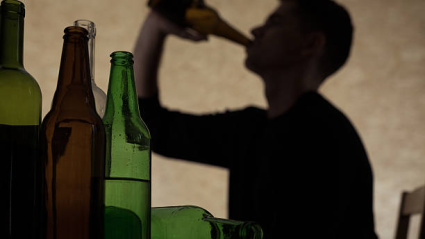 El consumo de alcohol a partir de los 14 años va en aumento.