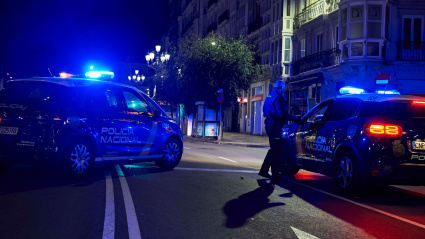 Dos coches de Policía Nacional circulan por la calle Calvo Sotelo, en Santander