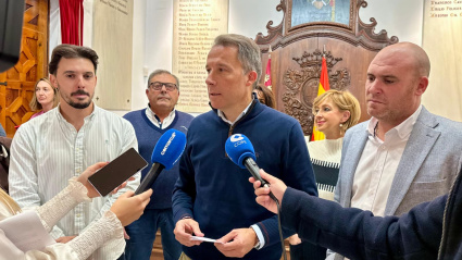 Fulgencio Gil, recibiendo a los propietarios de las queserías de La Zarcillera y del Roano