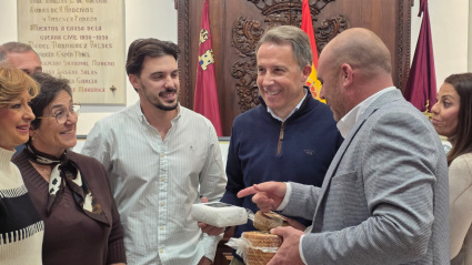 Fulgencio Gil y los empresarios lorquinos galardonados por sus grandes quesos