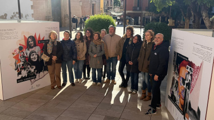 Representants de la corporació municipal visiten la instal·lació artística, una aposta de Dénia per fomentar la igualtat i la reflexió social en l’espai públic