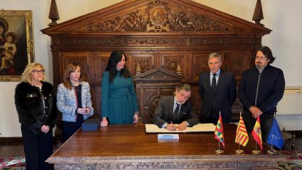 El presidente del TSJA ha firmado en el Libro de Honor del  Ayuntamiento de Huesca