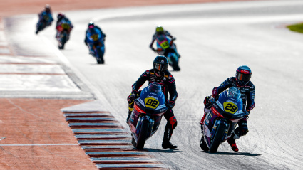 Tras un año de ausencia en el calendario, el Circuit Ricardo Tormo vuelve a cerrar el FIM JuniorGP. El Cardoso Racing afronta la última ronda del Campeonato de Europa de Moto2 en plena forma y con todos sus pilotos. Y es que, tras su ausencia por lesión desde la carrera de Magny-Cours, Max Toth está de vuelta.El piloto americano vuelve al box del equipo dirigido por José Luis Cardoso y ya ha dado sus primeras vueltas con su Moto2. De esta forma, Toth está de vuelta junto a sus compañeros Harrison Voight, Josh Whatley y Rossi Moor.Los cuatro pilotos del Cardoso Racing han comenzado con buen pie en este primer día de entrenamientos libres en Valencia, pero tanto ellos como todos sus rivales van a tener la dificultad añadida de las bajas temperaturas en pista.Harrison Voight: “En comparación a la última ronda me siento mucho mejor. He descansado y me he asegurado de que estoy mejor de salud, sufrí bastante en Barcelona, y le pido perdón al equipo por el mal resultado. Este fin de semana me siento mucho mejor y hoy hemos tenido un primer día muy positivo. Necesitamos seguir trabajando y centrarnos en mejorar día tras día". Josh Whatley: “Hemos tenido un año bastante complicado, pero no hemos perdido la motivación. Creo que si ponemos la moto en el sitio y somos consistentes podemos conseguir aquí un buen resultado. Hemos empezado con muy buenas sensaciones y podemos hacerlo bien, tenemos que mantener este estado de forma en los próximos días, queremos cerrar esta etapa como se merece”. Rossi Moor: “Vamos paso a paso y estamos creciendo. Tuvimos un test en el circuito de Sevilla y pudimos hacer algunos ajustes con la moto, pero este circuito es bastante diferente, así que tenemos todavía trabajo por hacer. Espero que podamos seguir en la buena dirección en la que estábamos yendo en las últimas carreras”. Max Toth: “Me siento como el chico más feliz del mundo por volver al paddock y estar de nuevo con el equipo, les he echado de menos mucho más de lo que la gente puede creer. Son cinco meses sin subirme a la Moto2, así que es un gran paso para mí poder volver a subirme a la moto. Tenemos que volver a aprender las referencias de velocidad, de trazadas, los puntos de frenada… tenemos que ir vuelta a vuelta, trabajar en pequeñas mejoras en cada salida a pista. Creo que este fin de semana tengo que centrarme en el ‘yo contra mí mismo’ en vez de pensar en ‘yo contra los demás’. Estoy muy contento de volver, vamos a intentar dar las mayores vueltas posibles este fin de semana”. José Luis Cardoso: “Llegamos a la última carrera de la temporada con una gran ilusión por concluir un año más con todo el equipo. Hemos trabajado muchísimo y hemos tenido de todo, pero queremos cerrar 2025 lo mejor posible. Esta carrera es especial porque el año pasado no tuvimos la suerte de venir debido a las inundaciones que afectaron a Valencia, así que estamos muy contentos de volver a este escenario estupendo en el que siempre estamos muy a gusto. Por supuesto, le dedicaremos nuestro fin de semana a todos los valencianos. Como siempre, queremos dar las gracias por el apoyo a todas las personas que nos siguen y a todos nuestros patrocinadores”. Cardoso Racing