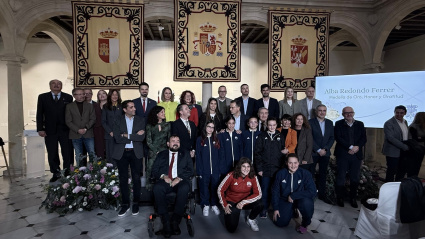 Foto de familia final del acto.