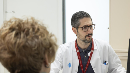 Profesional del Hospital de Bellvitge durante una consulta