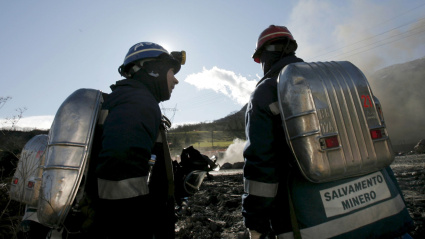 Dos miembros de la Brigada de Salvamento Minero de HUNOSA, en una de sus intervenciones