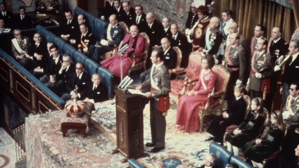 Don Juan Carlos de Borbón es proclamado rey por las Cortes franquistas y anuncia su propósito de serlo para "todos los españoles"