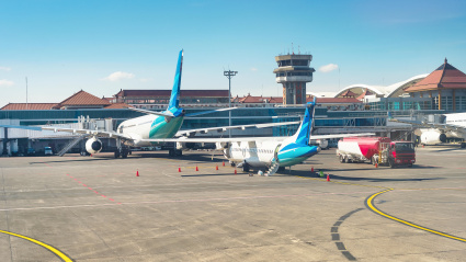Aviones en la pista del aeropuerto de Denpasar, Bali