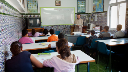 Profesor y alumnos de la madrasa de la comunidad islámica Imam Malik de Ceuta