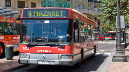 Valencia, Plaza la Reina, autobús urbano rojo de un solo piso o autocar de la línea 4 a Nazaret, en la zona del puerto.